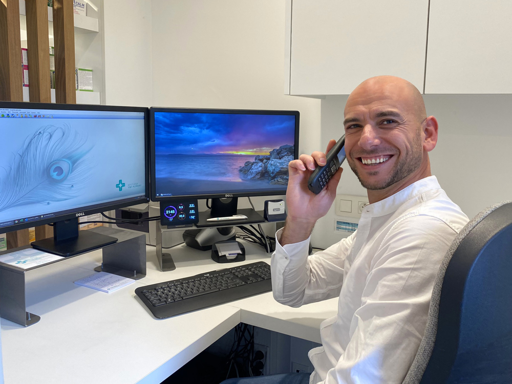 Jan aan de administratieve werkpost